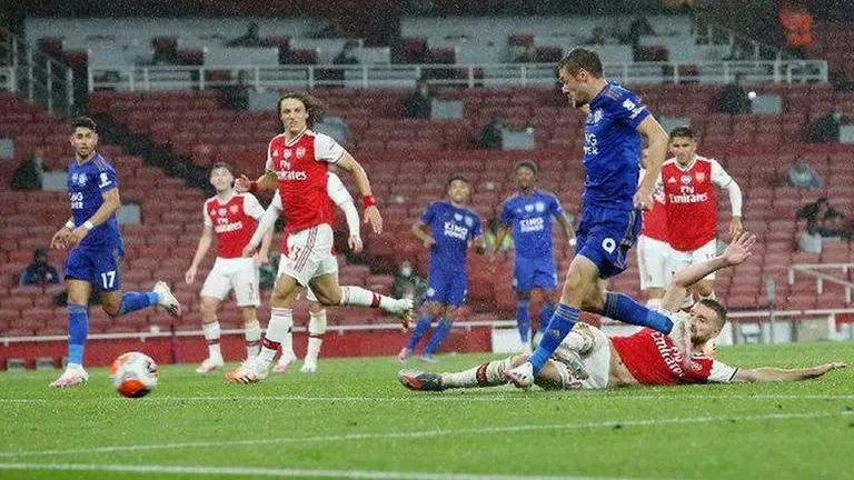Vardy rescues draw for CL-chasing Leicester at Arsenal