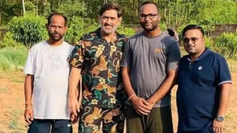 MS Dhoni spotted in colorful attire as he gets clicked with a fan in Ranchi; see pics MS Dhoni