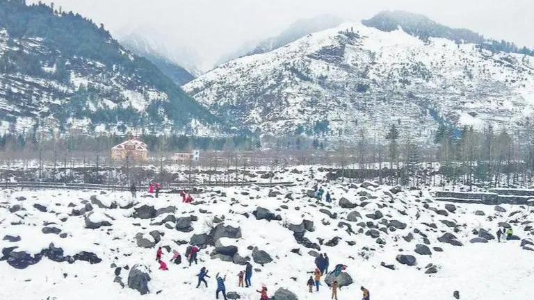Day temperature falls after fresh rains, snowfalls in Himachal
