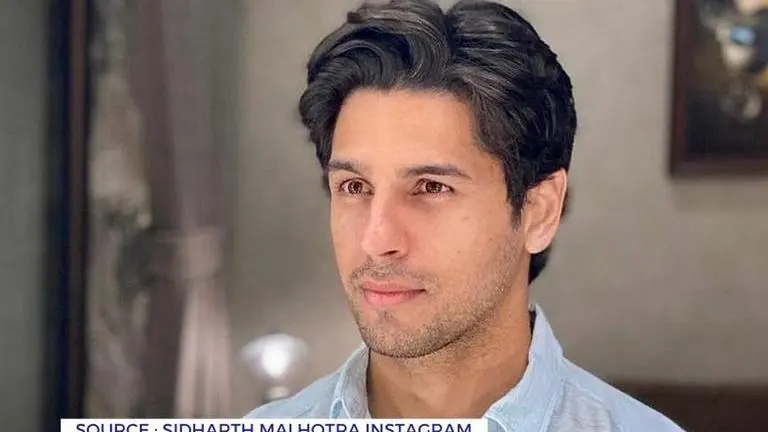 Sidharth Malhotra poses in all-white outfit on the beach, fans call him 'forever crush' sidharth malhotra