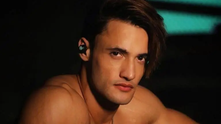 Asim Riaz gets greeted by mob of fans in Kolkata, thanks all for their unconditional love Asim Riaz gets mobbed by fans in Kolkata, thanks all for their unconditional love