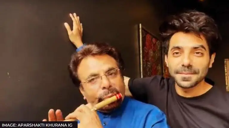 Aparshakti Khurana jams on Shammi Kapoor's 'Badan Pe Sitare' with dad; watch video APARSHAKTI KHURANA JAMS WITH HIS FATHER ON BADAN PE SITARE; WATCH