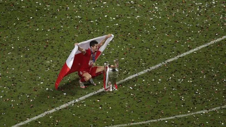 Lewandowski finally gets to lift Champions League trophy