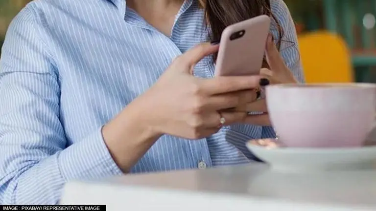 UK: Single Mother Curtails Online Shopping; Pays off Rs 17 Lakh Loan in 11 Months UK