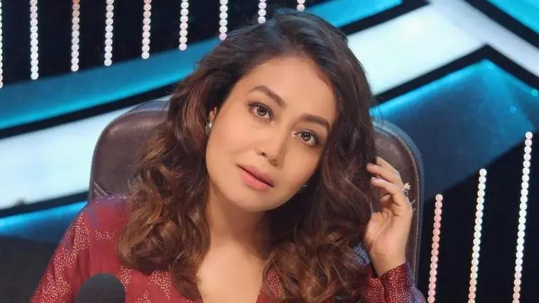 Neha Kakkar blushes and skillfully avoids paps' 'Where is Rohan paaji' question; watch neha kakkar