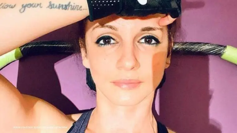 Sussanne Khan nails a few squat kicks in new fitness video, quotes 'Foster The People' Sussanne Khan