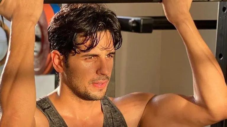 Sidharth Malhotra balances his entire body weight in a new stunning fitness video Sidharth Malhotra