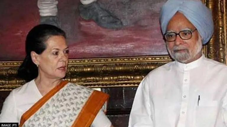 Sonia Gandhi visits former PM Manmohan Singh, Congress President enquires about his health Sonia Gandhi