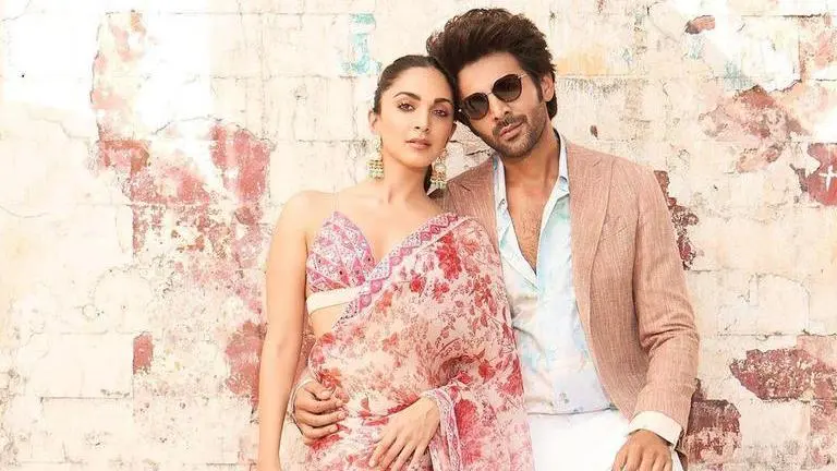 Kartik Aaryan, Kiara Advani's photos from sets of Satyaprem Ki Katha in Kashmir goes viral Kartik Aaryan