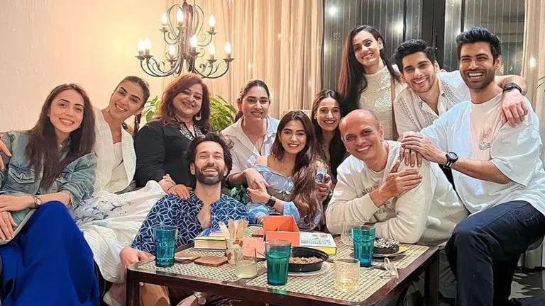 Pregnant Disha Parmar joins Nakuul Mehta, Bade Achhe Lagte Hain 3 cast for 'last supper' disha parmar