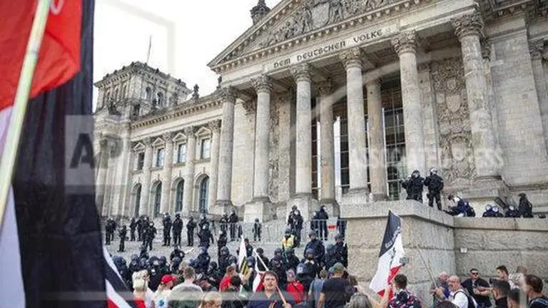 Berlin chair protest to back calls for Greek camp evacuation Berlin chair protest to back calls for Greek camp evacuation