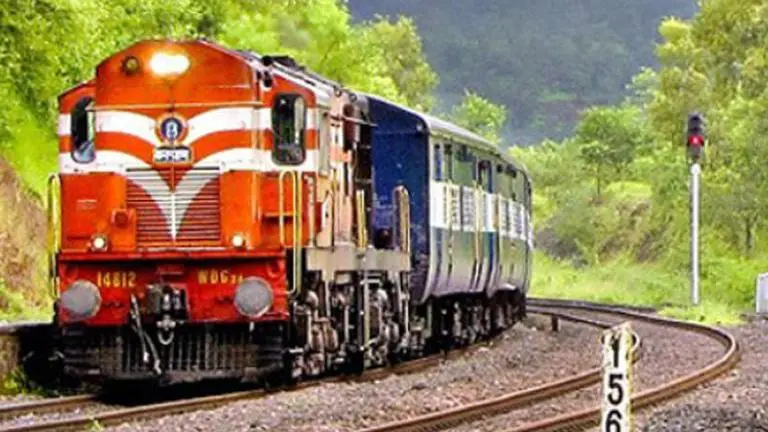 Coupling between two coaches of Howrah-Titlagarh Ispat express gets detached Train detached
