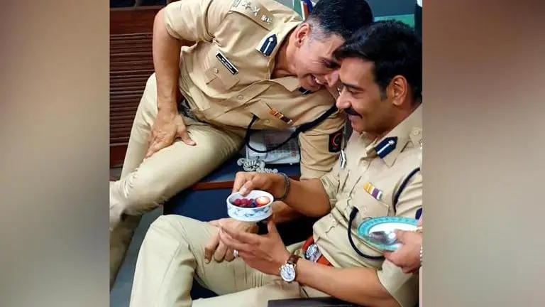 Akshay Kumar reminisces over early days in B'wood as Ajay Devgn clocks 30 yrs in industry Akshay Kumar