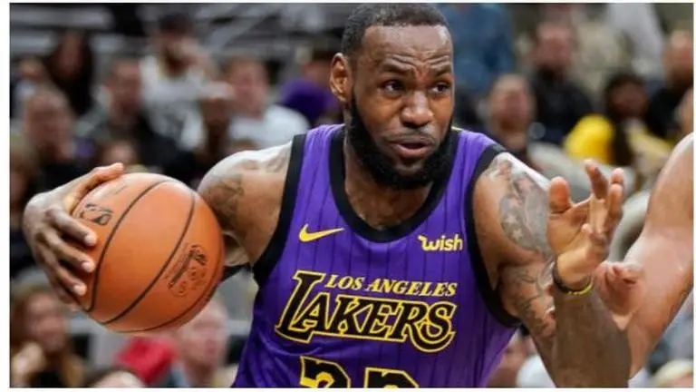 LeBron becomes No. 2 Xmas scorer, Lakers top Mavs 138-115 LeBron James