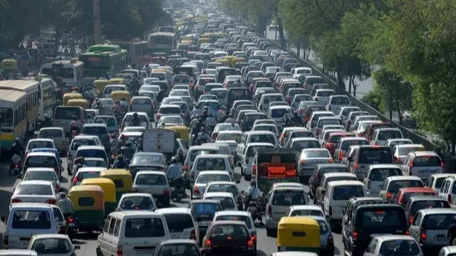 Pune Traffic Alert: Video Of Heavy Traffic On The Mumbai-Pune Expressway Goes Viral | WATCH Mumbai-Pune Expressway Traffic Jam