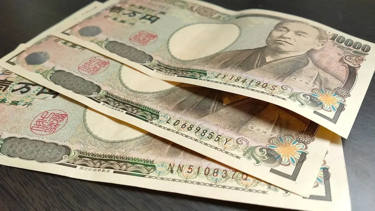 Yen strengthens amid expectations of imminent rate hike; Sterling declines Yen