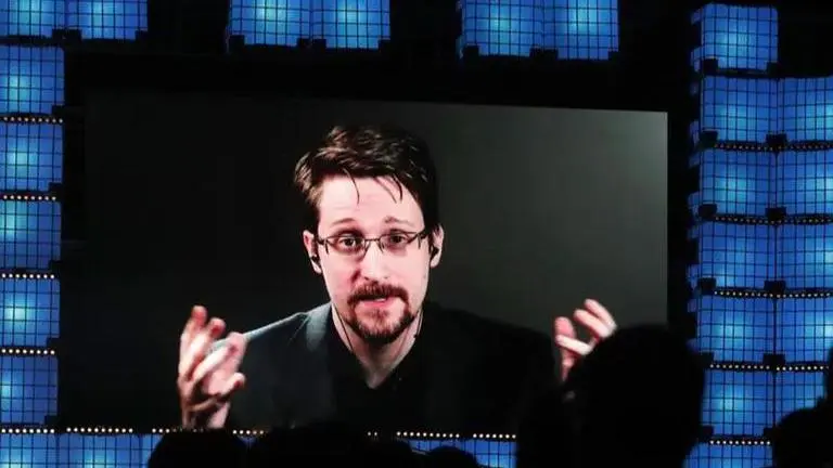 Edward Snowden obtains Russian passport after vowing his oath of allegiance Edward Snowden