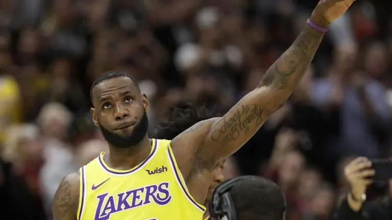 LeBron scores 46, Lakers beat Cavs to stay perfect on road