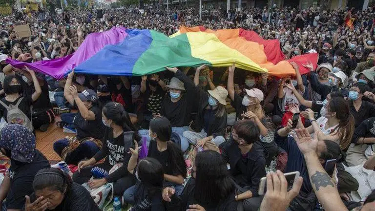 Thai students hold rally outside Education Ministry