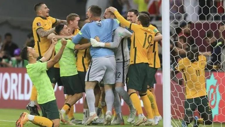 Australia goalkeeper throws Peru opponent's bottle having penalty instructions into stands Australian goalkeeper Andrew Redmayne
