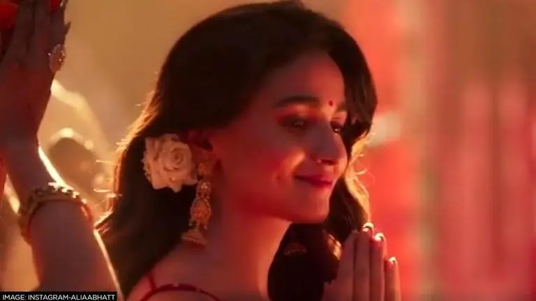 'Brahmastra': Alia Bhatt unveils first look teaser from upcoming film co-starring Ranbir Alia Bhatt