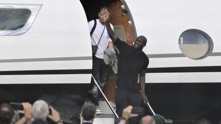 Romelu Lukaku lands in Italy to sign loan deal with Roma and reunite with Jose Mourinho Romelu Lukaku