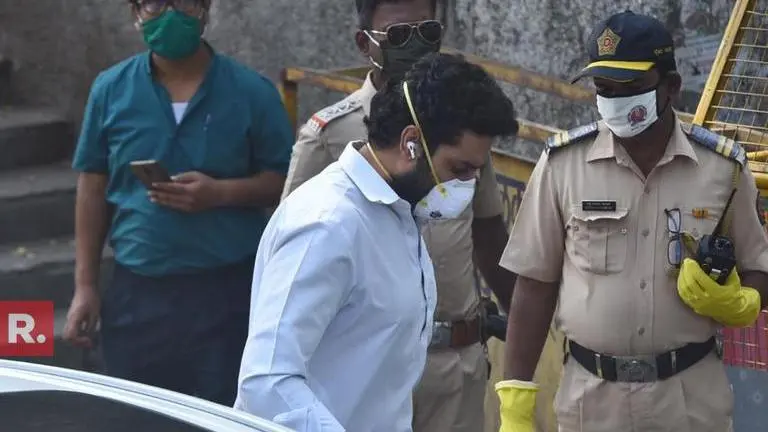 Rishi Kapoor's death: Abhishek Bachchan and other family friends arrive at the funeral rishi kapoor's death