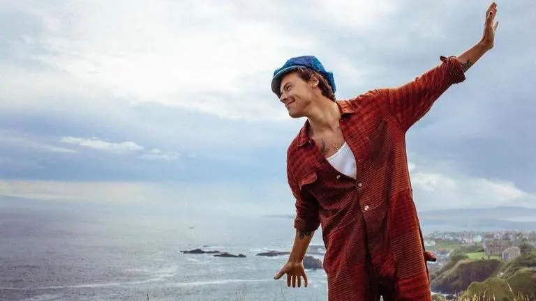 Harry Styles grooves with Phoebe Waller-Bridge in new music video wearing matching outfits harry styles