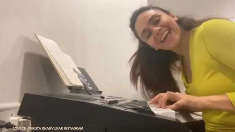 amruta khanvilkar