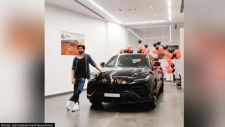 Kartik Aaryan ditches Lamborghini for auto ride, fans remind him of his luxurious car Kartik Aaryan, Shehzada, Kriti Sanon, Kartik Aaryan takes auto-rickshaw ride, Kartik Arayna's Lamborghini,Shehzada shooting in Delhi