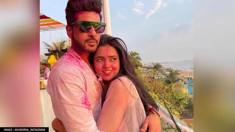 Karan Kundrra-Tejasswi Prakash 'obsessed with each other' in pics from first Holi together Karan Kundrra