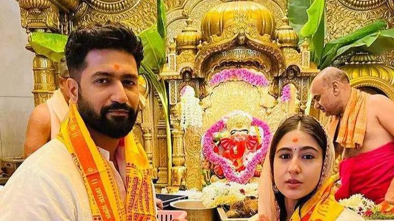Sara Ali Khan, Vicky Kaushal offer prayers at Siddhivinayak Temple sara ali khan