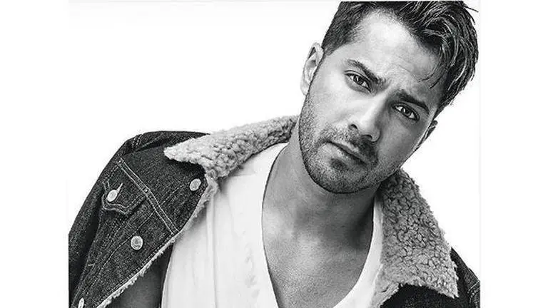 Varun Dhawan croons to 'Humsafar' in throwback video, Alia Bhatt bursts into laughter