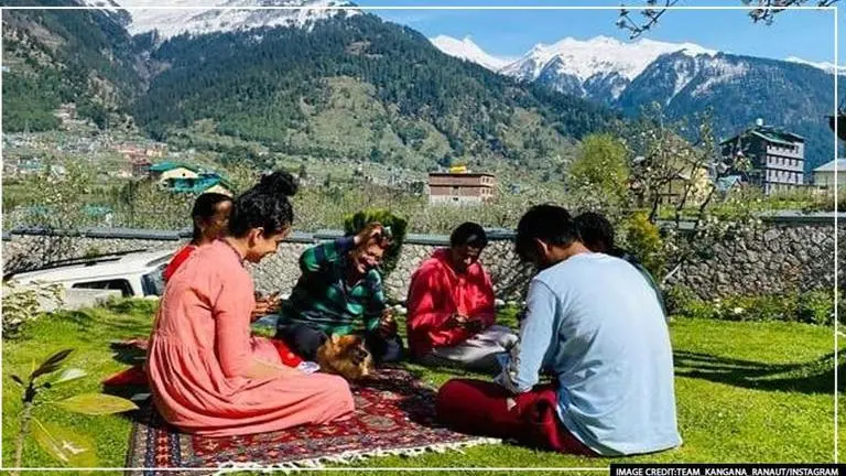 Kangana Ranaut spends Sunday playing card games with family amid lockdown at home, see pic Kangana