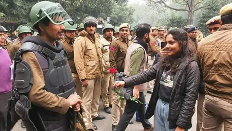 Anti-CAA protesters resort to 'Gandhigiri', offer roses to police CAA