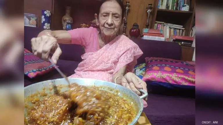 80-year-old woman inspires people as she travels from Kolkata to Delhi to feed the needy COVID