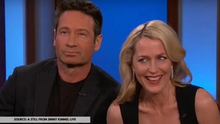 Gillian Anderson & David Duchovny have a mini "The X-Files Reunion" & fans cant keep calm! In Picture: David Duchovny and Gillian Anderson on Jimmy Kimmel Live