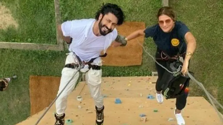 Vidyut Jammwal wishes fiancee Nandita Mahtani on her birthday in style; see pic Vidyut Jammwal