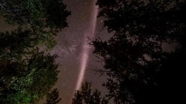 Solar storm triggers mysterious streaks of light over southern Canada; pics surface Solar Storm