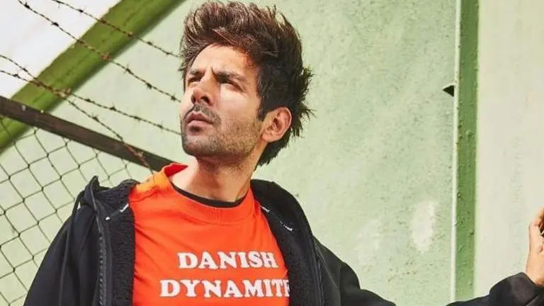 Kartik Aaryan drops BTS pic from Delhi shoot of 'Shehzada', poses with iconic monument Shehzada