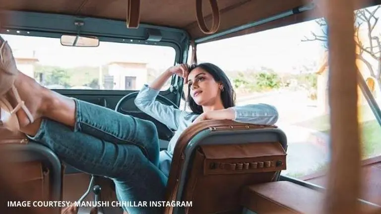 Manushi Chhillar shares happy video call picture with fam as she misses them amid lockdown Manushi Chhillar