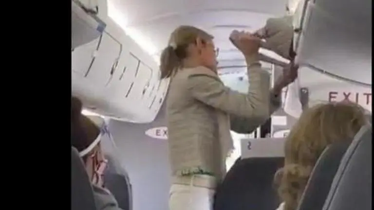 Refusing to wear a mask, woman asked to de-board the plane; passengers applaud Coronavirus