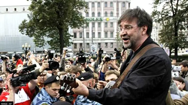 Russian musician charged for making critical statement on Ukraine conflict during concert Russia-Ukraine war