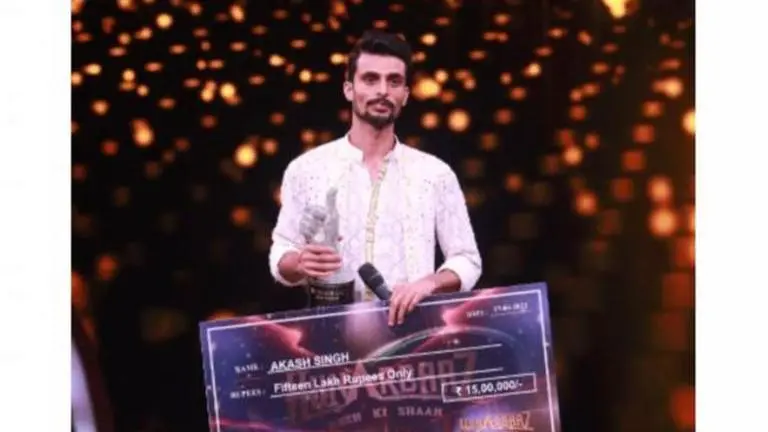 Akash Singh lifts 'Hunarbaaz: Desh Ki Shaan' trophy, takes home cash prize of Rs 15 lakh Akash Singh