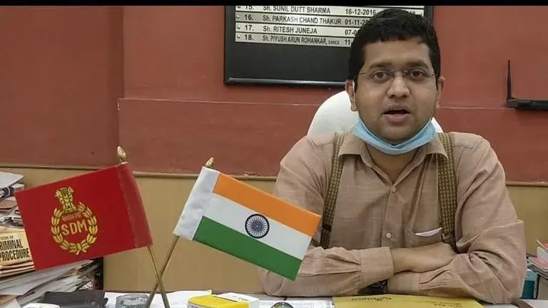 Delhi SDM turns poet to aid in battle against COVID sdm