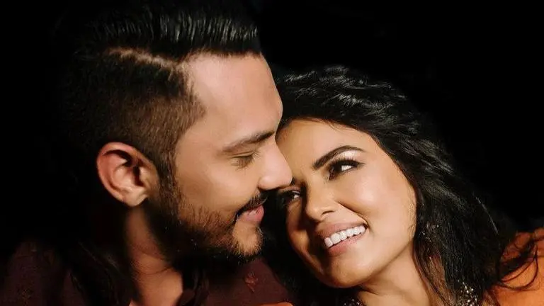 Inside Aditya Narayan's wedding reception, Udit Narayan and newly-weds perform Inside Aditya Narayan's wedding reception, performances by Udit Narayan and newly-weds