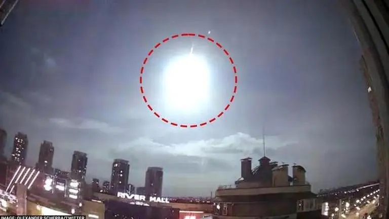 Satellite or UFO? Mysterious flash of light over Kyiv baffles Ukrainians, memes follow flash