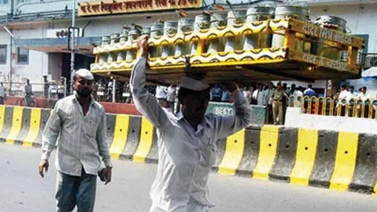 Dabbawalas urge Maharashtra govt to permit them local train travel