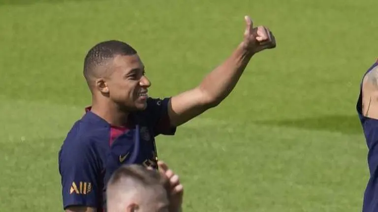 Kylian Mbappe finally reacts to Al-Hilal's €300 million offer after Antetokounmpo's post Kylian Mbappe