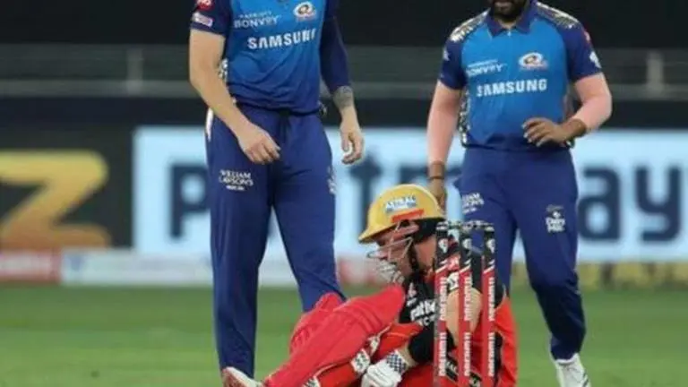 Aaron Finch falls after being hit on abdomen by fellow Aussie James Pattinson; watch video Aaron Finch